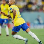 Dani Alves Instagram - Dia especial hoje… sr lindo @oficialrc3 permissão pra te passar em jogos aqui. Você é, foi e será sempre um grande ídolo do Brasil!! São 126 jogos vestindo com muita honra e muito prazer essa camisa maravilhosa. Obrigado futebol por ser tão transformador e tão especial nas nossas vidas. #Seguimos #humildade & #Disciplina #WorldCup2022 #Qatar #Brasil