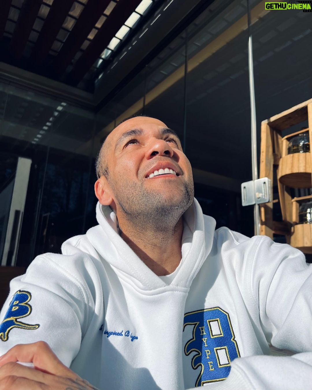 Dani Alves Instagram - El sol es muy grande y hay rayos para todos los que o busca! Cuando hagan una conexión más profunda, vieran que todo lo que molesta no afecta. Para que utilizar el camino más fácil si el más difícil tiene más valor. No sean inconsequentes, eso puede causar muchos daños. Seguiré insistiendo RESPECTO es el camino de un mundo mejor y más equilibrado. #MenteForte #VidaEquilibrada #Diosalmandosiempre🙏