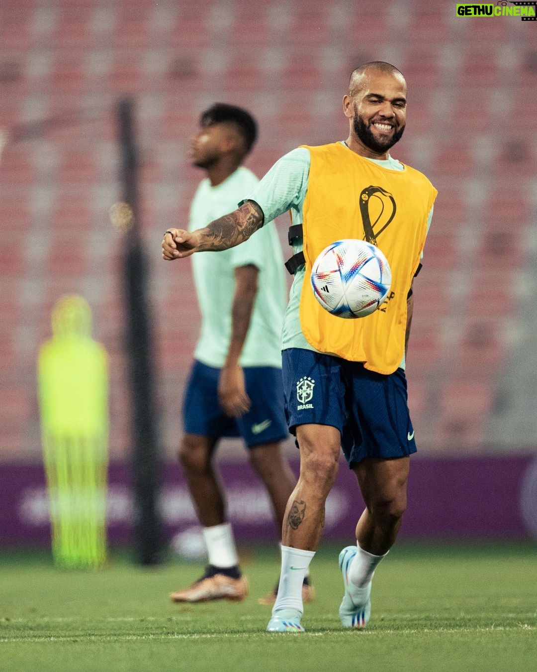 Dani Alves Instagram - O final só tem sentido se desfrutamos da caminhada e quem não valoriza a caminhada nunca saberá o que é vencer com glória!!! #WorldCup2022 #Qatar #Brasil
