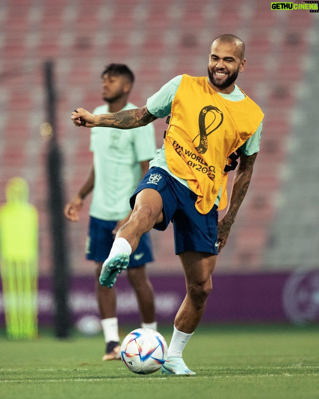 Dani Alves Instagram - O final só tem sentido se desfrutamos da caminhada e quem não valoriza a caminhada nunca saberá o que é vencer com glória!!! #WorldCup2022 #Qatar #Brasil