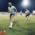 Dani Alves Instagram - Êxito só vem antes do trabalho no dicionário…. Se quer conseguir alguma coisa, se quer alcançar metas não tem que suar, tem que pagar o preço. Sonhem grande, acorde cedo e vá colocar argumentos na realização. Mais um grande dia de trabalho feito. #Humildade #Trabalho #Foco #Fé #Proceder #WorldCup2022🇧🇷 #Qatar🇶🇦