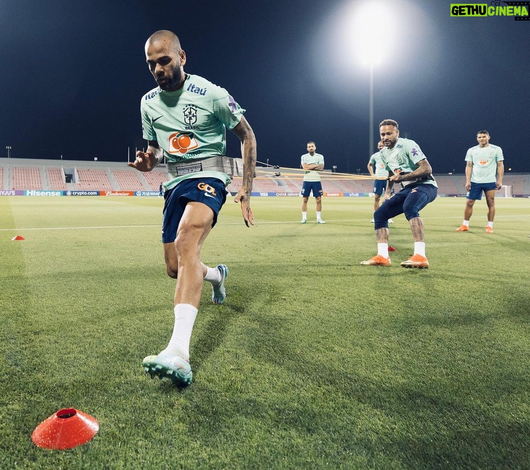 Dani Alves Instagram - Êxito só vem antes do trabalho no dicionário…. Se quer conseguir alguma coisa, se quer alcançar metas não tem que suar, tem que pagar o preço. Sonhem grande, acorde cedo e vá colocar argumentos na realização. Mais um grande dia de trabalho feito. #Humildade #Trabalho #Foco #Fé #Proceder #WorldCup2022🇧🇷 #Qatar🇶🇦