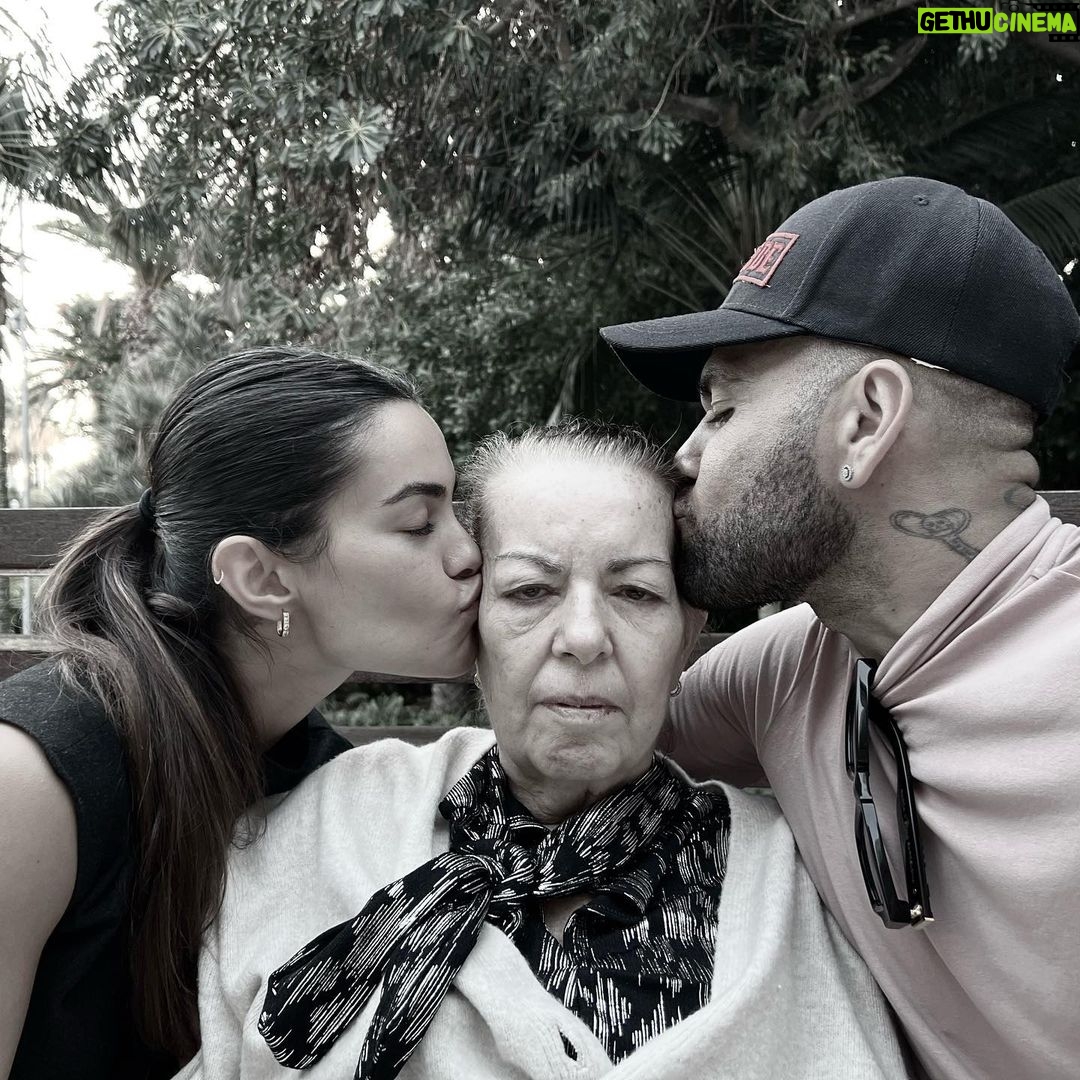 Dani Alves Instagram - Feliz 2023 a todos!! Que reverbere o amor entre os semelhantes e que as maldades e os rancores diminuíam dos corações!! #Deusnocomandosempre🙏