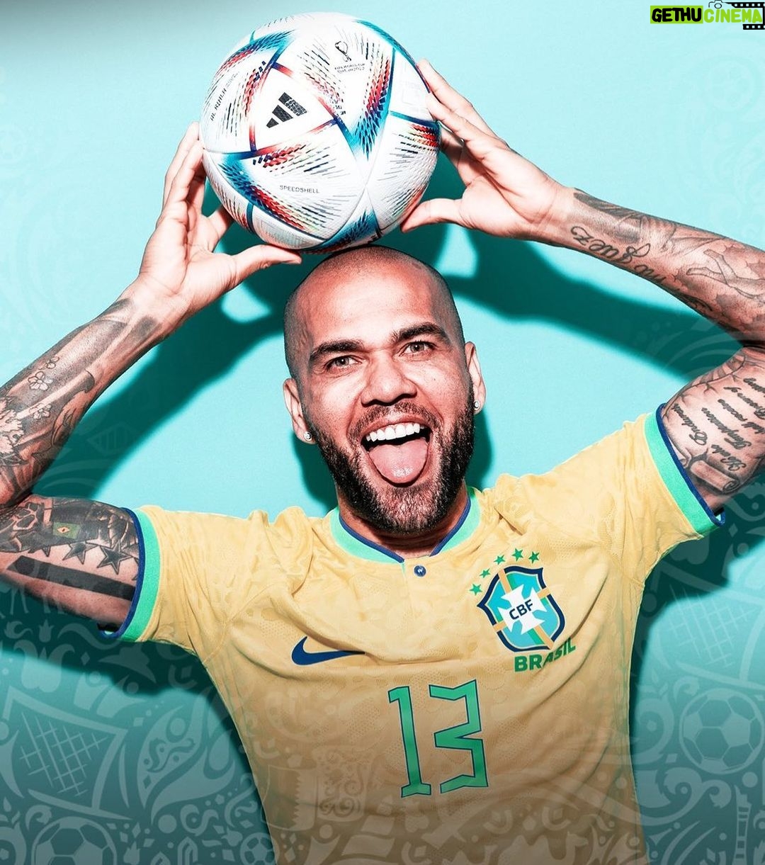 Dani Alves Instagram - Para melhorar o mundo precisamos dar oportunidades, oportunidades de evolução, oportunidade de crescimento mental e espiritual. Unamos nossos corações e juntemos nossas almas, demos as mãos ao esporte mais inclusivo do mundo e desfrutemos com alegria de grandes jornadas mundiais. Sou o que sou porque todos nós somos, fomos e seremos se não no perdemos no caminho. #WorldCup2022 #Qatar🇶🇦
