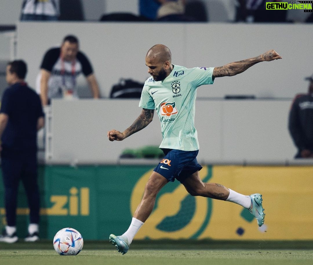 Dani Alves Instagram - Mais um dia especial de grande trabalho. Quão maravilhoso é fazer o que ama, ter isso como profissão e viver mais uma vez essa linda experiência! #SóVamosCrazyBoyzzzz🤪 #FocoNaMissao🇧🇷