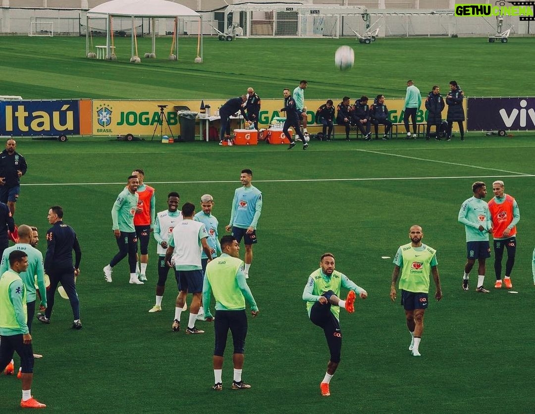 Dani Alves Instagram - As habilidades que o futebol trás para o mundo: MUITAS COISAS ESTARÁ ACONTECENDO A SUA VOLTA, MAS VOCÊ ESCOLHE PARA ONDE OLHAR E PARA QUE DIREÇÃO CAMINHAR!!! #SóVamos🤪