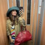 Daniela Collu Instagram - Nessun animale è stato maltrattato durante le riprese del post ♥️🫶🏻 1- ascensore cappello 2- cacio e pepe con pescetto 3- Il mare d’autunno, e nemmeno una canzone dedicata 4- Io 5- Pazzeschi 6- I lavandini nel backstage dei festival 7- Valerio Berruti 8- È questione di precisione, basta un centimetro 9- Fare chiusura è una cosa seria 10- La luna, dentro