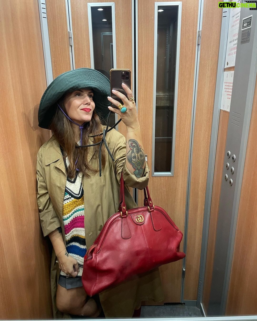 Daniela Collu Instagram - Nessun animale è stato maltrattato durante le riprese del post ♥️🫶🏻 1- ascensore cappello 2- cacio e pepe con pescetto 3- Il mare d’autunno, e nemmeno una canzone dedicata 4- Io 5- Pazzeschi 6- I lavandini nel backstage dei festival 7- Valerio Berruti 8- È questione di precisione, basta un centimetro 9- Fare chiusura è una cosa seria 10- La luna, dentro