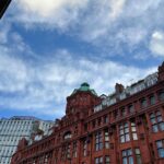 Daniela Collu Instagram - A Londra ho sempre la sensazione che il sole sorga e tramonti almeno quattro o cinque volte al giorno, che il ritmo vitale sia diverso, che esista un altro fuso orario interiore forse perché il cielo cambia ogni dieci minuti o perché c’è traffico, anche alle tre di notte. Ogni volta che torno trovo un pezzetto in più, forse è di questi mattoncini di meraviglia che sono fatte le case ♥️ (Ps: Grazie @nhowlondon @nhow per l’ospitalità #supplied #changenhow) London, UK