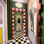 Daniela Collu Instagram - Quella nelle foto è la casa di Luigi Serafini, autore del celeberrimo Codex Seraphinianus, testo fondamentale per tutti i patafisici del mondo e mia personale ossessione da anni. Immaginavo di varcare la soglia di un mondo impossibile e per questo reale, ma non credevo che sarebbe stato tutto finalmente tangibile: la fantasia, la creatività, la visione, l’ispirazione, tutto chiaro e coerente in uno spazio assurdo e familiare. L’arte fa una cosa che nessuna altra invenzione umana fa, mette insieme mondi che non sono nati per parlarsi. Serafini abita - vive in, rende vivo - un luogo in cui i cerbiatti sono placidamente arrampicati sulle librerie, in cui le farfalle volano in cerchio nei salotti, in cui pesci rossi indicano l’ora oceanica mentre coccodrilli di uova sonnecchiano sui tappeti, e racconta storie possibili e surreali, improbabili e accadute. Ora questa casa, mondo ritratto e manifesto, rischia di scomparire perché la proprietà ha deciso di liberare il palazzo, mettendo in pericolo l’opera infinita di sculture, disegni, dipinti, mobili e idee che Luigi Serafini in tanti anni di vita e attività ha creato tra quelle mura. In un paese che concede dignità di opera d’arte da conservare a qualunque frammento di archeologia, in una Roma cartolina impolverata e per sempre imperiale, rischiamo tutti di perdere un approdo al meraviglioso e, nonostante la familiarità con l’incomprensibile di cui stiamo parlando, questo non ha senso. Deve esserci un cavillo legislativo, una mobilitazione culturale e accademica, deve aprirsi una tavola rotonda istituzionale per tutelare quel patrimonio. Ho ragionato su pesci scopa, su uccelli da una piuma sola, su macchine che fabbricano arcobaleni grazie all’ingegno poetico di Luigi Serafini, ma che si rinunci a proteggere tutto questo mi riesce impossibile da credere. La patafisica è la scienza delle soluzioni immaginarie, troviamone una ora, insieme e presto. Grazie a @luigiserafini.official per avermi accolta, per le chiacchiere e la carbonara, grazie a @edoardo.pepino per aver realizzato un mio piccolo gigantesco sogno.