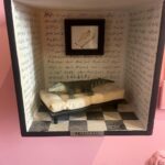 Daniela Collu Instagram - Quella nelle foto è la casa di Luigi Serafini, autore del celeberrimo Codex Seraphinianus, testo fondamentale per tutti i patafisici del mondo e mia personale ossessione da anni. Immaginavo di varcare la soglia di un mondo impossibile e per questo reale, ma non credevo che sarebbe stato tutto finalmente tangibile: la fantasia, la creatività, la visione, l’ispirazione, tutto chiaro e coerente in uno spazio assurdo e familiare. L’arte fa una cosa che nessuna altra invenzione umana fa, mette insieme mondi che non sono nati per parlarsi. Serafini abita - vive in, rende vivo - un luogo in cui i cerbiatti sono placidamente arrampicati sulle librerie, in cui le farfalle volano in cerchio nei salotti, in cui pesci rossi indicano l’ora oceanica mentre coccodrilli di uova sonnecchiano sui tappeti, e racconta storie possibili e surreali, improbabili e accadute. Ora questa casa, mondo ritratto e manifesto, rischia di scomparire perché la proprietà ha deciso di liberare il palazzo, mettendo in pericolo l’opera infinita di sculture, disegni, dipinti, mobili e idee che Luigi Serafini in tanti anni di vita e attività ha creato tra quelle mura. In un paese che concede dignità di opera d’arte da conservare a qualunque frammento di archeologia, in una Roma cartolina impolverata e per sempre imperiale, rischiamo tutti di perdere un approdo al meraviglioso e, nonostante la familiarità con l’incomprensibile di cui stiamo parlando, questo non ha senso. Deve esserci un cavillo legislativo, una mobilitazione culturale e accademica, deve aprirsi una tavola rotonda istituzionale per tutelare quel patrimonio. Ho ragionato su pesci scopa, su uccelli da una piuma sola, su macchine che fabbricano arcobaleni grazie all’ingegno poetico di Luigi Serafini, ma che si rinunci a proteggere tutto questo mi riesce impossibile da credere. La patafisica è la scienza delle soluzioni immaginarie, troviamone una ora, insieme e presto. Grazie a @luigiserafini.official per avermi accolta, per le chiacchiere e la carbonara, grazie a @edoardo.pepino per aver realizzato un mio piccolo gigantesco sogno.