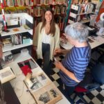 Daniela Collu Instagram - Quella nelle foto è la casa di Luigi Serafini, autore del celeberrimo Codex Seraphinianus, testo fondamentale per tutti i patafisici del mondo e mia personale ossessione da anni. Immaginavo di varcare la soglia di un mondo impossibile e per questo reale, ma non credevo che sarebbe stato tutto finalmente tangibile: la fantasia, la creatività, la visione, l’ispirazione, tutto chiaro e coerente in uno spazio assurdo e familiare. L’arte fa una cosa che nessuna altra invenzione umana fa, mette insieme mondi che non sono nati per parlarsi. Serafini abita - vive in, rende vivo - un luogo in cui i cerbiatti sono placidamente arrampicati sulle librerie, in cui le farfalle volano in cerchio nei salotti, in cui pesci rossi indicano l’ora oceanica mentre coccodrilli di uova sonnecchiano sui tappeti, e racconta storie possibili e surreali, improbabili e accadute. Ora questa casa, mondo ritratto e manifesto, rischia di scomparire perché la proprietà ha deciso di liberare il palazzo, mettendo in pericolo l’opera infinita di sculture, disegni, dipinti, mobili e idee che Luigi Serafini in tanti anni di vita e attività ha creato tra quelle mura. In un paese che concede dignità di opera d’arte da conservare a qualunque frammento di archeologia, in una Roma cartolina impolverata e per sempre imperiale, rischiamo tutti di perdere un approdo al meraviglioso e, nonostante la familiarità con l’incomprensibile di cui stiamo parlando, questo non ha senso. Deve esserci un cavillo legislativo, una mobilitazione culturale e accademica, deve aprirsi una tavola rotonda istituzionale per tutelare quel patrimonio. Ho ragionato su pesci scopa, su uccelli da una piuma sola, su macchine che fabbricano arcobaleni grazie all’ingegno poetico di Luigi Serafini, ma che si rinunci a proteggere tutto questo mi riesce impossibile da credere. La patafisica è la scienza delle soluzioni immaginarie, troviamone una ora, insieme e presto. Grazie a @luigiserafini.official per avermi accolta, per le chiacchiere e la carbonara, grazie a @edoardo.pepino per aver realizzato un mio piccolo gigantesco sogno.