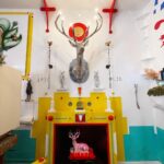 Daniela Collu Instagram - Quella nelle foto è la casa di Luigi Serafini, autore del celeberrimo Codex Seraphinianus, testo fondamentale per tutti i patafisici del mondo e mia personale ossessione da anni. Immaginavo di varcare la soglia di un mondo impossibile e per questo reale, ma non credevo che sarebbe stato tutto finalmente tangibile: la fantasia, la creatività, la visione, l’ispirazione, tutto chiaro e coerente in uno spazio assurdo e familiare. L’arte fa una cosa che nessuna altra invenzione umana fa, mette insieme mondi che non sono nati per parlarsi. Serafini abita - vive in, rende vivo - un luogo in cui i cerbiatti sono placidamente arrampicati sulle librerie, in cui le farfalle volano in cerchio nei salotti, in cui pesci rossi indicano l’ora oceanica mentre coccodrilli di uova sonnecchiano sui tappeti, e racconta storie possibili e surreali, improbabili e accadute. Ora questa casa, mondo ritratto e manifesto, rischia di scomparire perché la proprietà ha deciso di liberare il palazzo, mettendo in pericolo l’opera infinita di sculture, disegni, dipinti, mobili e idee che Luigi Serafini in tanti anni di vita e attività ha creato tra quelle mura. In un paese che concede dignità di opera d’arte da conservare a qualunque frammento di archeologia, in una Roma cartolina impolverata e per sempre imperiale, rischiamo tutti di perdere un approdo al meraviglioso e, nonostante la familiarità con l’incomprensibile di cui stiamo parlando, questo non ha senso. Deve esserci un cavillo legislativo, una mobilitazione culturale e accademica, deve aprirsi una tavola rotonda istituzionale per tutelare quel patrimonio. Ho ragionato su pesci scopa, su uccelli da una piuma sola, su macchine che fabbricano arcobaleni grazie all’ingegno poetico di Luigi Serafini, ma che si rinunci a proteggere tutto questo mi riesce impossibile da credere. La patafisica è la scienza delle soluzioni immaginarie, troviamone una ora, insieme e presto. Grazie a @luigiserafini.official per avermi accolta, per le chiacchiere e la carbonara, grazie a @edoardo.pepino per aver realizzato un mio piccolo gigantesco sogno.