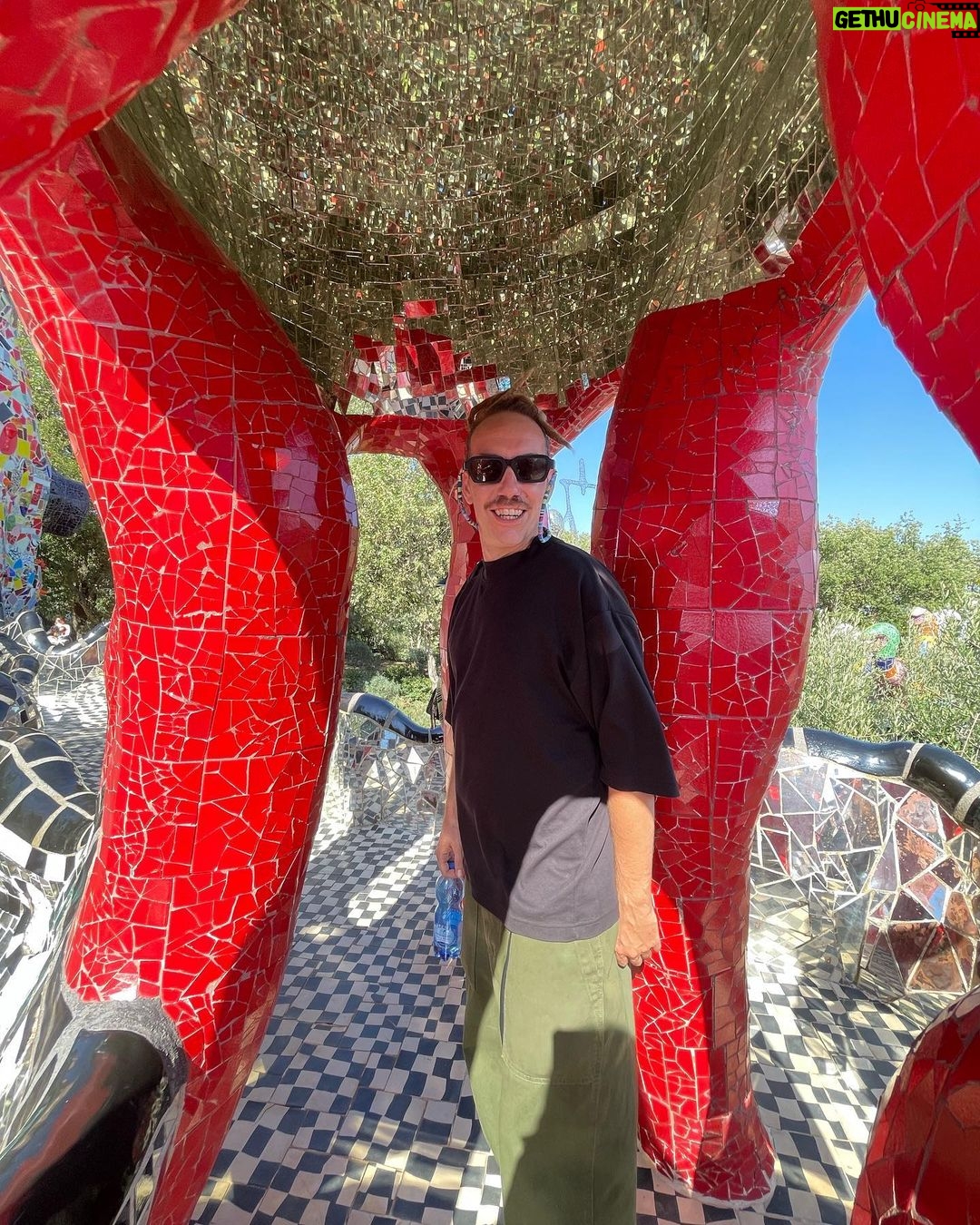 Daniela Collu Instagram - Niki de Saint Phalle il mio cuore è tuo, è sempre stato tuo e sempre lo sarà @giardinodeitarocchi_official Giardino dei Tarocchi