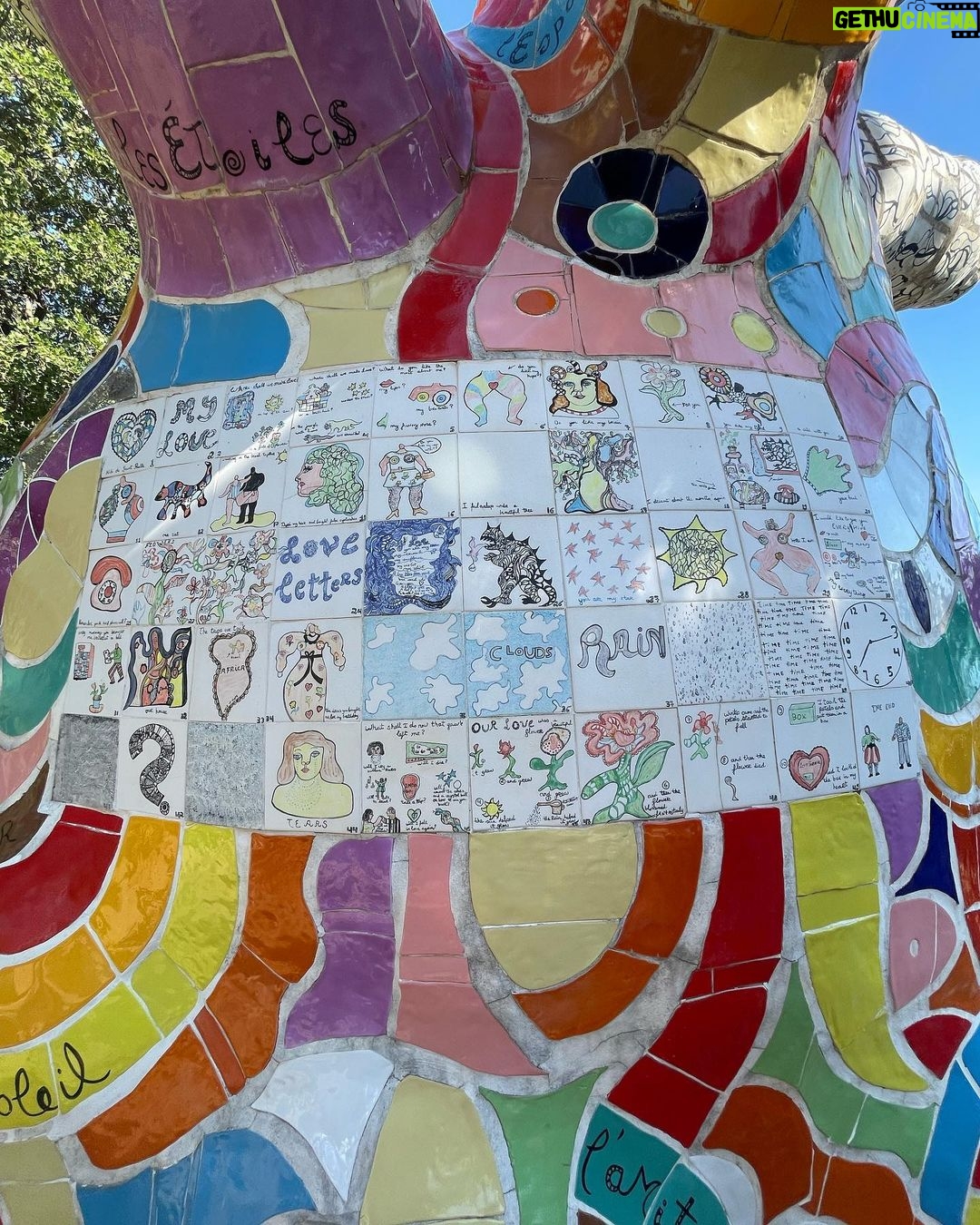 Daniela Collu Instagram - Niki de Saint Phalle il mio cuore è tuo, è sempre stato tuo e sempre lo sarà @giardinodeitarocchi_official Giardino dei Tarocchi
