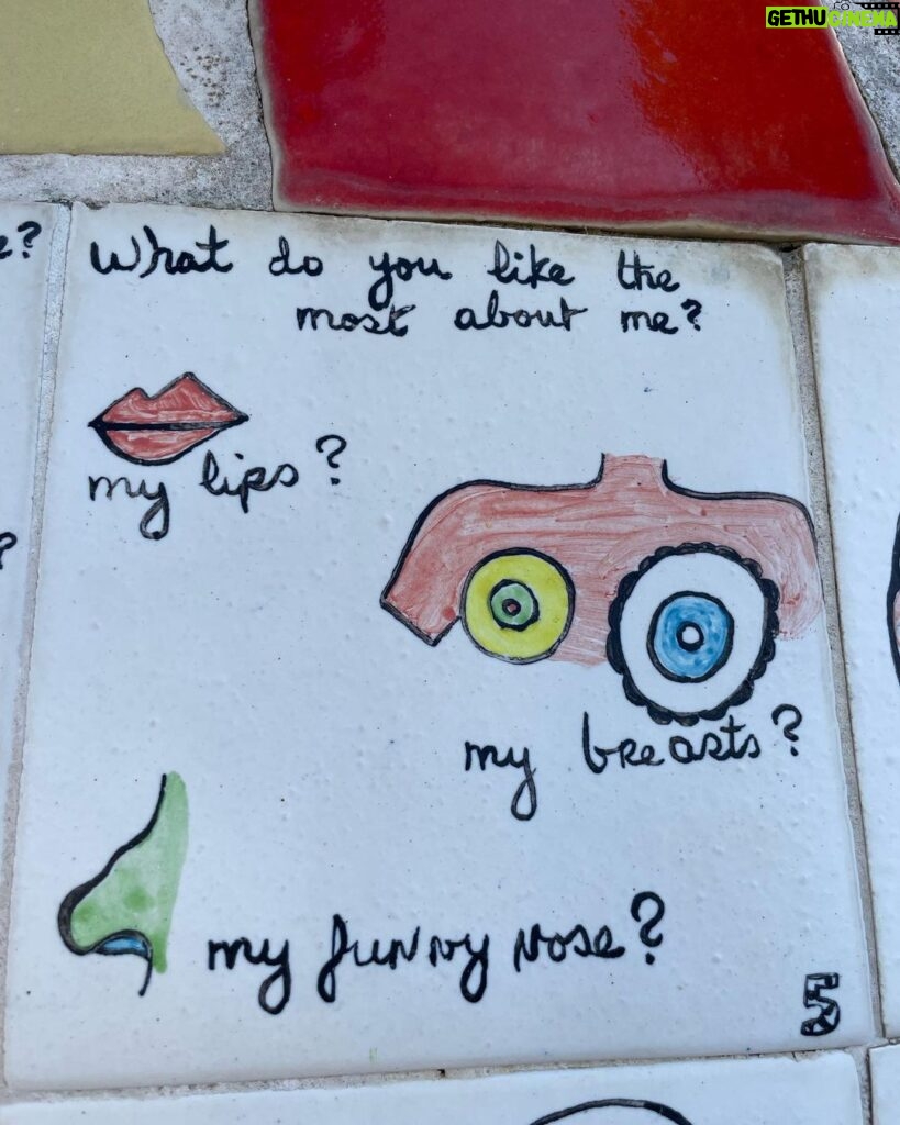 Daniela Collu Instagram - Niki de Saint Phalle il mio cuore è tuo, è sempre stato tuo e sempre lo sarà @giardinodeitarocchi_official Giardino dei Tarocchi
