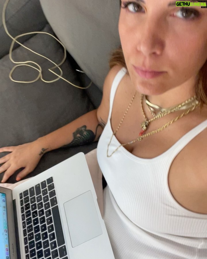 Daniela Collu Instagram - Ho bisogno d’amore, per dio, perché sennò sto male ♥️