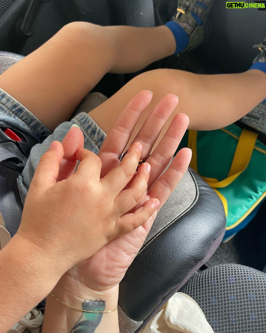 Daniela Collu Instagram - Ho bisogno d’amore, per dio, perché sennò sto male ♥️