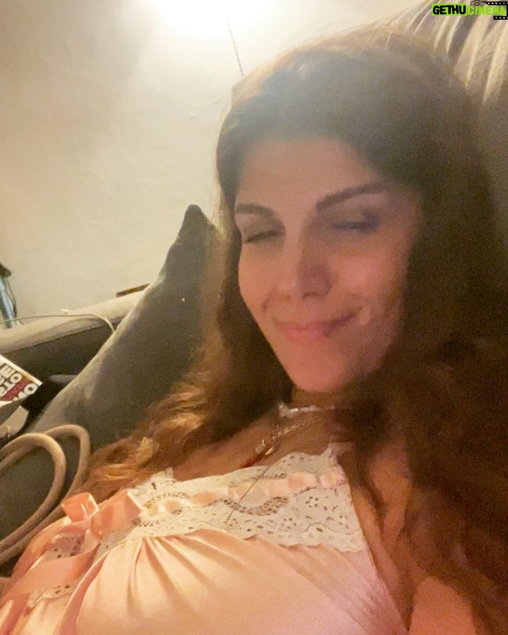 Daniela Collu Instagram - Ho bisogno d’amore, per dio, perché sennò sto male ♥️