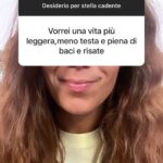 Daniela Collu Instagram - Ieri abbiamo fatto questo esperimento, il risultato è stato commovente e mi porto a casa una scossa di empatia come non ne provavo da tempo. I desideri di tutti e tutte, realizzabili e non, dicono tantissimo di chi siamo, e a volte sono più accessibili di quanto sembri, ci manca il coraggio. Ma un desiderio è già di per sé coraggioso, guarda oltre un limite, sposta i mobili in casa, trova le forze, scavalca una siepe, e forse basterebbe solo fidarsi. L’ultima foto è la più importante: alleniamoci ai desideri, grandi o piccoli non importa, ma ci serve un altrove da sperare e da raggiungere ♥️