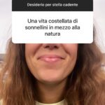 Daniela Collu Instagram - Ieri abbiamo fatto questo esperimento, il risultato è stato commovente e mi porto a casa una scossa di empatia come non ne provavo da tempo. I desideri di tutti e tutte, realizzabili e non, dicono tantissimo di chi siamo, e a volte sono più accessibili di quanto sembri, ci manca il coraggio. Ma un desiderio è già di per sé coraggioso, guarda oltre un limite, sposta i mobili in casa, trova le forze, scavalca una siepe, e forse basterebbe solo fidarsi. L’ultima foto è la più importante: alleniamoci ai desideri, grandi o piccoli non importa, ma ci serve un altrove da sperare e da raggiungere ♥️