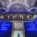 Daniela Collu Instagram – Nell’ultima stanza di @palazzomaffeiverona c’è una frase di Pablo Picasso che dice “Non c’è passato né futuro in arte. Se un’opera d’arte non può vivere sempre nel presente, non se ne deve assolutamente tenere conto”. Arriva come coronamento di un percorso che ha nella meraviglia la sua ragione d’essere, come nei mondi fantastici, quando si sovvertono le regole di logica, di tempo, di spazio. E succede allora che un trittico del Trecento parli con i Concetti spaziali del 1964, che la maternità grezza pietrosa di Arturo Martini si connetta alle Vergini con bambino attraverso i secoli, che una plastica bruciata di Burri e una scena di battaglia di Antonio Calza sembrino fatte della stessa sostanza della guerra, che si possa entrare nei neri di Magritte come se fossero la summa di tutte le ombre dell’umanità, che dei buchi su una tela e le statue di madonne e monachelle siano insieme -e sottolineo insieme – il racconto della sacralità, della trascendenza, della ricerca tutta umana di un al di là che ci ossessiona tutti, da sempre e per sempre. E succede che si torna alla prima sala, dove un neon blu dice che esistono (e servono) nuovi orizzonti per altre visioni e anche nuove visioni per altri orizzonti, ed è questo il segreto di una wunderkammer come Palazzo Maffei, dove con fiducia da rabdomante Luigi Carlon ha radunato bellezza, potenza, valore e arte, e li ha poi restituiti alla sua città, e per estensione al mondo.
Visione e orizzonti. Esiste oggi qualcosa di più prezioso?
#PalazzoMaffei #PalazzoMaffeiCasaMuseo #adv Palazzo Maffei Verona