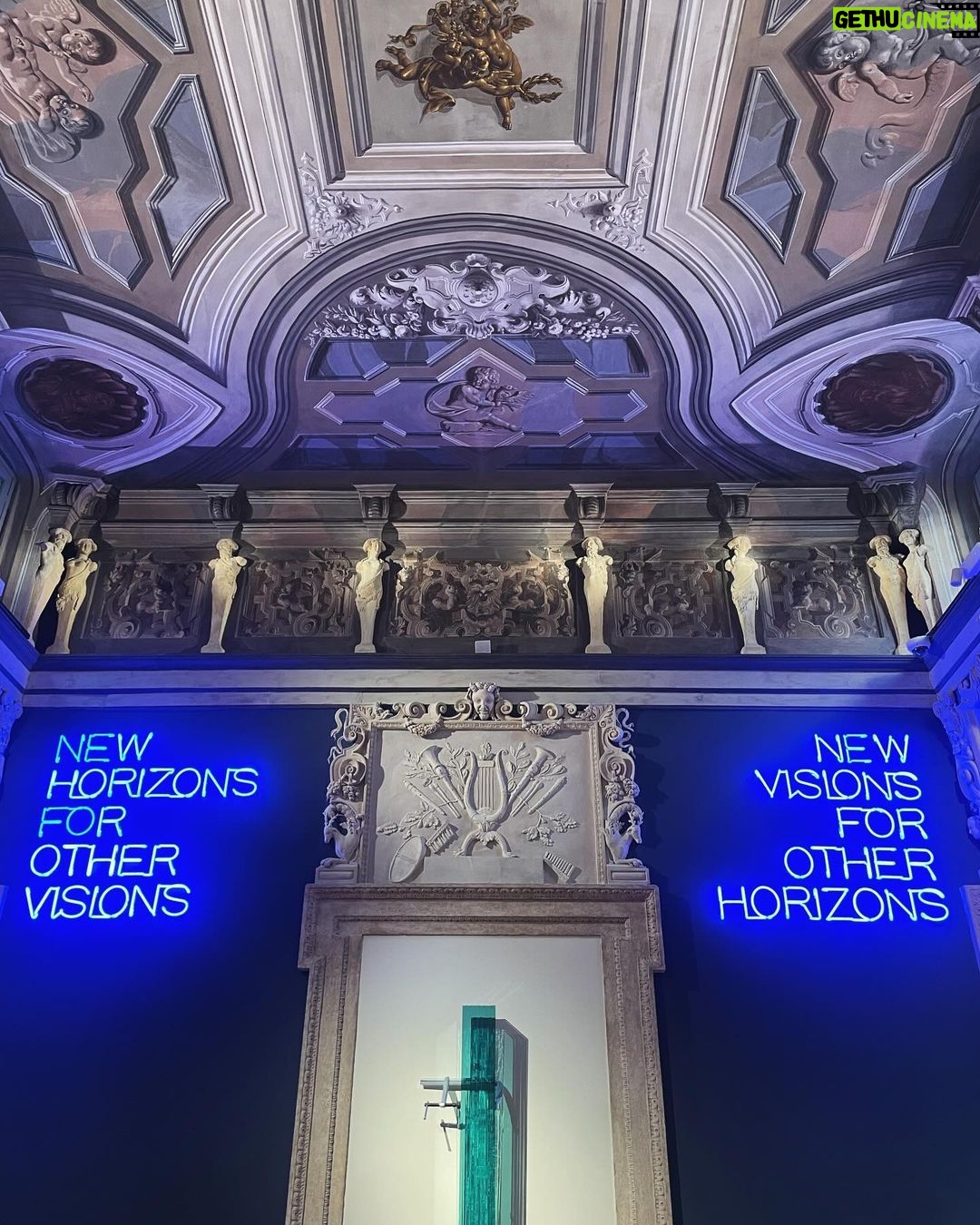 Daniela Collu Instagram - Nell’ultima stanza di @palazzomaffeiverona c’è una frase di Pablo Picasso che dice “Non c’è passato né futuro in arte. Se un’opera d’arte non può vivere sempre nel presente, non se ne deve assolutamente tenere conto”. Arriva come coronamento di un percorso che ha nella meraviglia la sua ragione d’essere, come nei mondi fantastici, quando si sovvertono le regole di logica, di tempo, di spazio. E succede allora che un trittico del Trecento parli con i Concetti spaziali del 1964, che la maternità grezza pietrosa di Arturo Martini si connetta alle Vergini con bambino attraverso i secoli, che una plastica bruciata di Burri e una scena di battaglia di Antonio Calza sembrino fatte della stessa sostanza della guerra, che si possa entrare nei neri di Magritte come se fossero la summa di tutte le ombre dell’umanità, che dei buchi su una tela e le statue di madonne e monachelle siano insieme -e sottolineo insieme - il racconto della sacralità, della trascendenza, della ricerca tutta umana di un al di là che ci ossessiona tutti, da sempre e per sempre. E succede che si torna alla prima sala, dove un neon blu dice che esistono (e servono) nuovi orizzonti per altre visioni e anche nuove visioni per altri orizzonti, ed è questo il segreto di una wunderkammer come Palazzo Maffei, dove con fiducia da rabdomante Luigi Carlon ha radunato bellezza, potenza, valore e arte, e li ha poi restituiti alla sua città, e per estensione al mondo. Visione e orizzonti. Esiste oggi qualcosa di più prezioso? #PalazzoMaffei #PalazzoMaffeiCasaMuseo #adv Palazzo Maffei Verona
