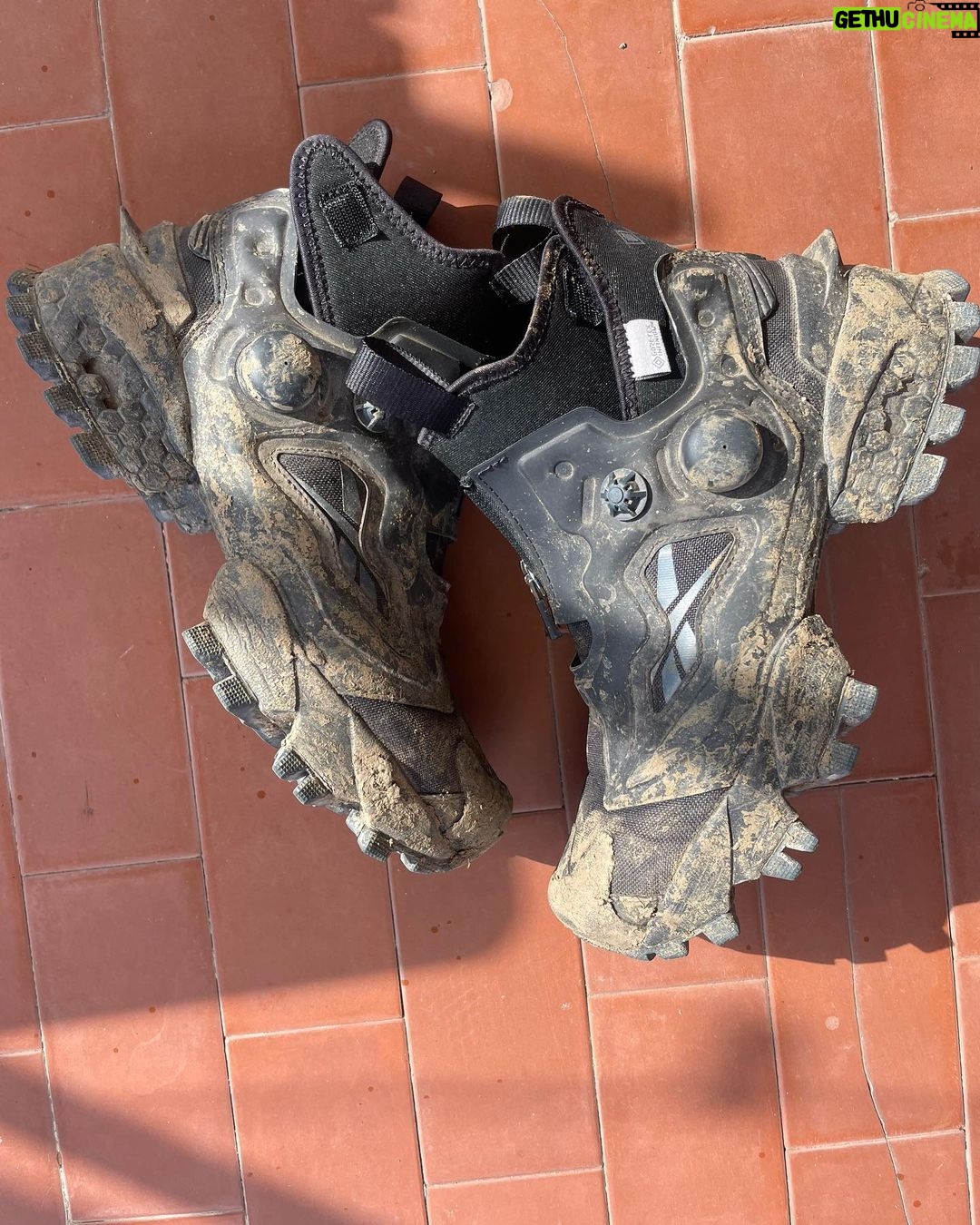 Daniela Collu Instagram - WOW sostantivo 1. Fluttuazione del suono registrato su un supporto mobile (disco o nastro magnetico), dovuta a fluttuazione lenta della velocità di rotazione o di scorrimento del supporto stesso. 2. Come inter., uau. Nel Mondo