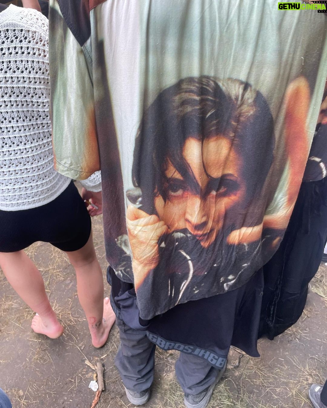 Daniela Collu Instagram - WOW sostantivo 1. Fluttuazione del suono registrato su un supporto mobile (disco o nastro magnetico), dovuta a fluttuazione lenta della velocità di rotazione o di scorrimento del supporto stesso. 2. Come inter., uau. Nel Mondo