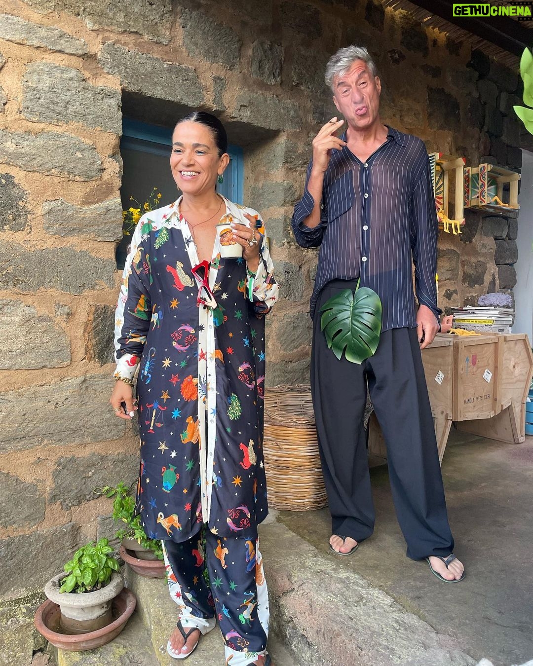 Daniela Collu Instagram - WOW sostantivo 1. Fluttuazione del suono registrato su un supporto mobile (disco o nastro magnetico), dovuta a fluttuazione lenta della velocità di rotazione o di scorrimento del supporto stesso. 2. Come inter., uau. Nel Mondo