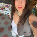Daniela Collu Instagram - WOW sostantivo 1. Fluttuazione del suono registrato su un supporto mobile (disco o nastro magnetico), dovuta a fluttuazione lenta della velocità di rotazione o di scorrimento del supporto stesso. 2. Come inter., uau. Nel Mondo