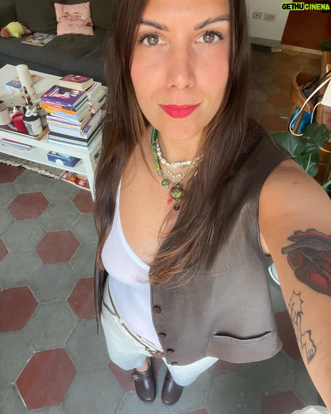Daniela Collu Instagram - WOW sostantivo 1. Fluttuazione del suono registrato su un supporto mobile (disco o nastro magnetico), dovuta a fluttuazione lenta della velocità di rotazione o di scorrimento del supporto stesso. 2. Come inter., uau. Nel Mondo