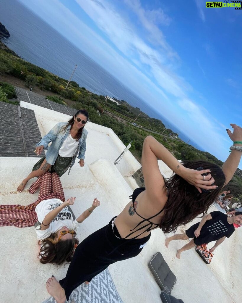 Daniela Collu Instagram - La vita è un festival, preferibilmente sul tetto di un dammuso ♥️ @the_island_festival Pantelleria