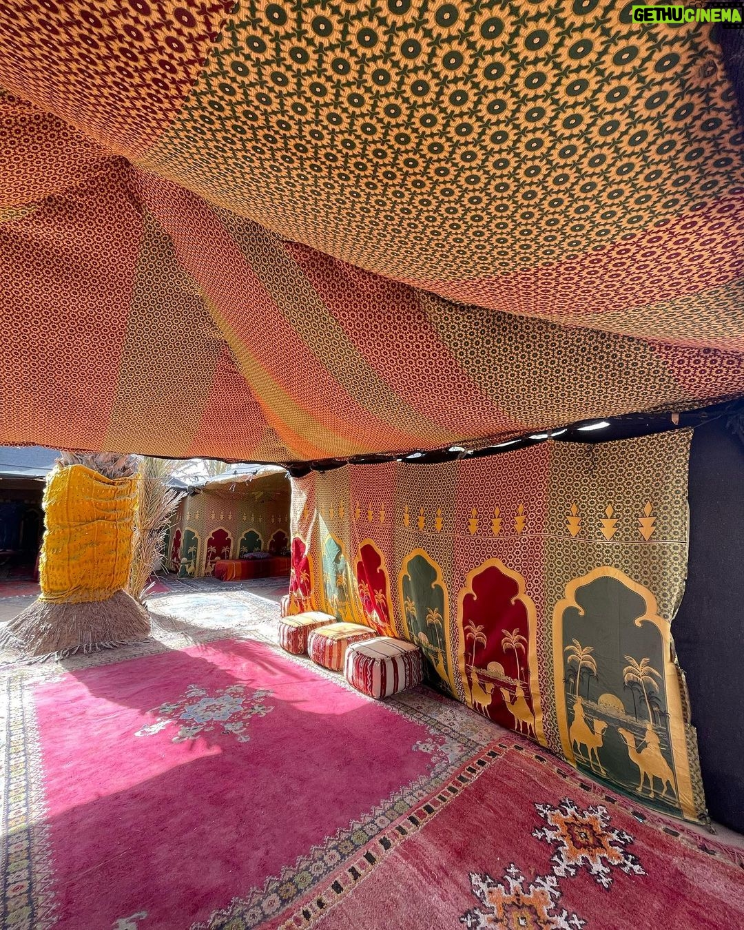 Daniela Collu Instagram - Marocco, quarto giorno. Effetti collaterali del viaggio: abbiamo smesso di guardare il programma, e diciamo alle persone che incontriamo “torniamo presto” ♥️🇲🇦 @francorosso_official #francorosso Boumalne-Dadès