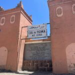 Daniela Collu Instagram - Marocco giorno 1 - La bellezza ti sovrasta, ti si infila nei contrasti e ti insegna l’armonia. - A 2260 metri senza canederli e bombardino è bello ancora di più - Nulla è mai troppo colorato in Marocco - I chiodi sulla porta della kasbah di Telouet allontanavano il malocchio. Andate dal ferramenta. - Gli intarsi, da perdersi. - La kasbah aveva due nemici giurati: il caldo e gli invasori. Pensare che un luogo che nasce per proteggere una comunità sia così bello mi commuove - I pattern: io e la mia ossessione - A Ait Ben Haddou hanno girato giusto quei due o tre titoli sconosciuti… - Siamo fortunati per un milione di motivi, io perché vorrei proprio te con me @frenetico - In alfabeto tuareg quel simbolo significa Amazigh, ossia “gente libera”, il modo in cui i berberi chiamavano il loro popolo. Ritrae un uomo con i piedi a terra e le braccia al cielo. E questo è già tutto quello che mi serve di ricordare. @francorosso_official #francorosso Ouarzazate Marocco