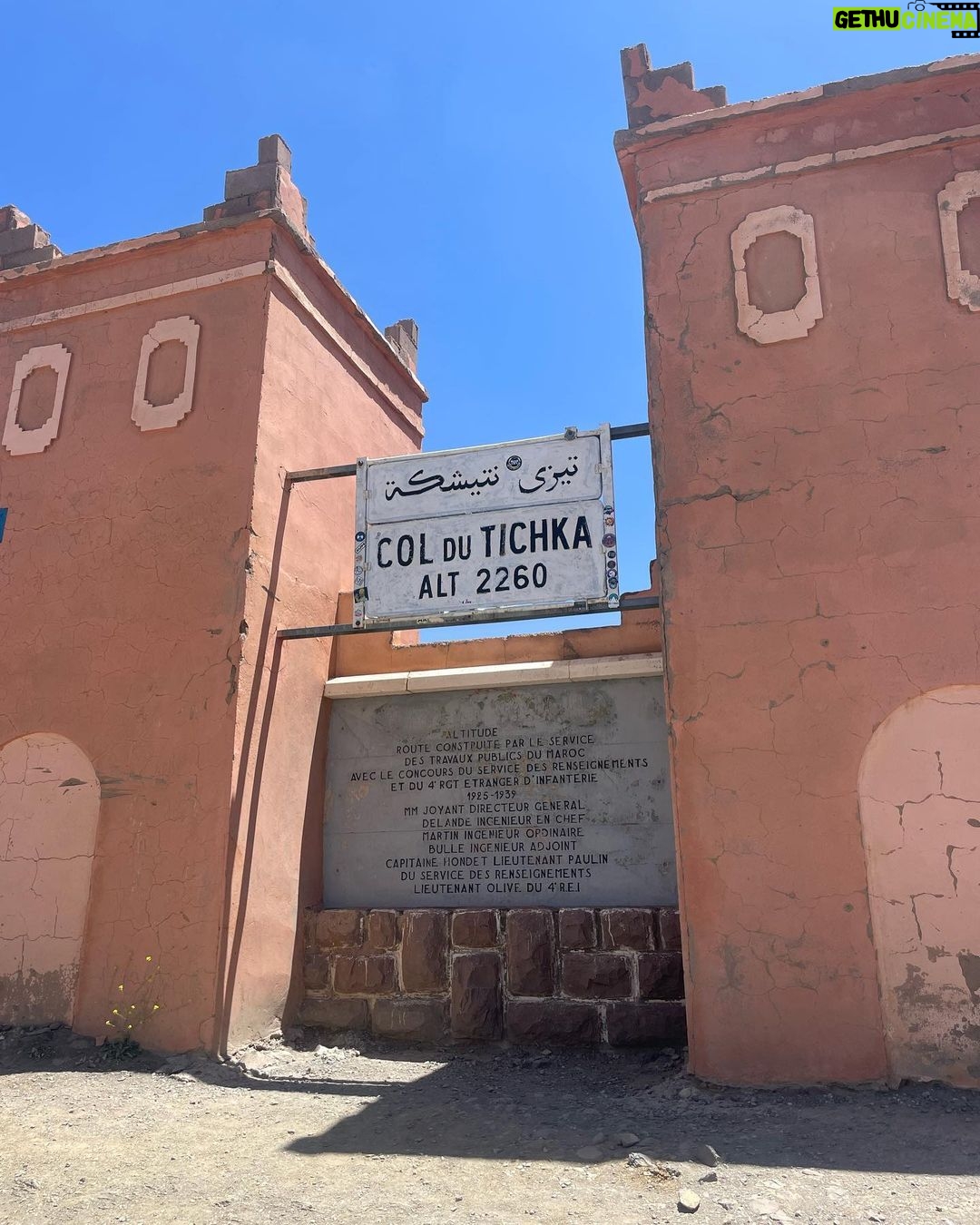 Daniela Collu Instagram - Marocco giorno 1 - La bellezza ti sovrasta, ti si infila nei contrasti e ti insegna l’armonia. - A 2260 metri senza canederli e bombardino è bello ancora di più - Nulla è mai troppo colorato in Marocco - I chiodi sulla porta della kasbah di Telouet allontanavano il malocchio. Andate dal ferramenta. - Gli intarsi, da perdersi. - La kasbah aveva due nemici giurati: il caldo e gli invasori. Pensare che un luogo che nasce per proteggere una comunità sia così bello mi commuove - I pattern: io e la mia ossessione - A Ait Ben Haddou hanno girato giusto quei due o tre titoli sconosciuti… - Siamo fortunati per un milione di motivi, io perché vorrei proprio te con me @frenetico - In alfabeto tuareg quel simbolo significa Amazigh, ossia “gente libera”, il modo in cui i berberi chiamavano il loro popolo. Ritrae un uomo con i piedi a terra e le braccia al cielo. E questo è già tutto quello che mi serve di ricordare. @francorosso_official #francorosso Ouarzazate Marocco