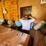 Daniela Collu Instagram - Marocco giorno 1 - La bellezza ti sovrasta, ti si infila nei contrasti e ti insegna l’armonia. - A 2260 metri senza canederli e bombardino è bello ancora di più - Nulla è mai troppo colorato in Marocco - I chiodi sulla porta della kasbah di Telouet allontanavano il malocchio. Andate dal ferramenta. - Gli intarsi, da perdersi. - La kasbah aveva due nemici giurati: il caldo e gli invasori. Pensare che un luogo che nasce per proteggere una comunità sia così bello mi commuove - I pattern: io e la mia ossessione - A Ait Ben Haddou hanno girato giusto quei due o tre titoli sconosciuti… - Siamo fortunati per un milione di motivi, io perché vorrei proprio te con me @frenetico - In alfabeto tuareg quel simbolo significa Amazigh, ossia “gente libera”, il modo in cui i berberi chiamavano il loro popolo. Ritrae un uomo con i piedi a terra e le braccia al cielo. E questo è già tutto quello che mi serve di ricordare. @francorosso_official #francorosso Ouarzazate Marocco