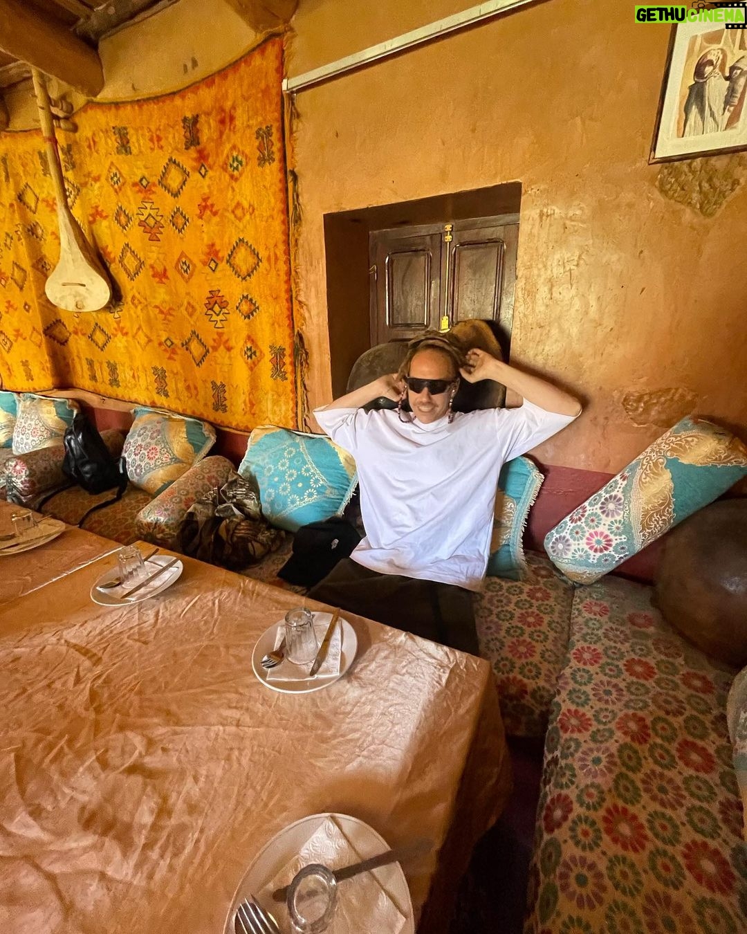 Daniela Collu Instagram - Marocco giorno 1 - La bellezza ti sovrasta, ti si infila nei contrasti e ti insegna l’armonia. - A 2260 metri senza canederli e bombardino è bello ancora di più - Nulla è mai troppo colorato in Marocco - I chiodi sulla porta della kasbah di Telouet allontanavano il malocchio. Andate dal ferramenta. - Gli intarsi, da perdersi. - La kasbah aveva due nemici giurati: il caldo e gli invasori. Pensare che un luogo che nasce per proteggere una comunità sia così bello mi commuove - I pattern: io e la mia ossessione - A Ait Ben Haddou hanno girato giusto quei due o tre titoli sconosciuti… - Siamo fortunati per un milione di motivi, io perché vorrei proprio te con me @frenetico - In alfabeto tuareg quel simbolo significa Amazigh, ossia “gente libera”, il modo in cui i berberi chiamavano il loro popolo. Ritrae un uomo con i piedi a terra e le braccia al cielo. E questo è già tutto quello che mi serve di ricordare. @francorosso_official #francorosso Ouarzazate Marocco