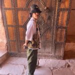 Daniela Collu Instagram - Marocco giorno 1 - La bellezza ti sovrasta, ti si infila nei contrasti e ti insegna l’armonia. - A 2260 metri senza canederli e bombardino è bello ancora di più - Nulla è mai troppo colorato in Marocco - I chiodi sulla porta della kasbah di Telouet allontanavano il malocchio. Andate dal ferramenta. - Gli intarsi, da perdersi. - La kasbah aveva due nemici giurati: il caldo e gli invasori. Pensare che un luogo che nasce per proteggere una comunità sia così bello mi commuove - I pattern: io e la mia ossessione - A Ait Ben Haddou hanno girato giusto quei due o tre titoli sconosciuti… - Siamo fortunati per un milione di motivi, io perché vorrei proprio te con me @frenetico - In alfabeto tuareg quel simbolo significa Amazigh, ossia “gente libera”, il modo in cui i berberi chiamavano il loro popolo. Ritrae un uomo con i piedi a terra e le braccia al cielo. E questo è già tutto quello che mi serve di ricordare. @francorosso_official #francorosso Ouarzazate Marocco
