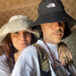 Daniela Collu Instagram - Marocco giorno 1 - La bellezza ti sovrasta, ti si infila nei contrasti e ti insegna l’armonia. - A 2260 metri senza canederli e bombardino è bello ancora di più - Nulla è mai troppo colorato in Marocco - I chiodi sulla porta della kasbah di Telouet allontanavano il malocchio. Andate dal ferramenta. - Gli intarsi, da perdersi. - La kasbah aveva due nemici giurati: il caldo e gli invasori. Pensare che un luogo che nasce per proteggere una comunità sia così bello mi commuove - I pattern: io e la mia ossessione - A Ait Ben Haddou hanno girato giusto quei due o tre titoli sconosciuti… - Siamo fortunati per un milione di motivi, io perché vorrei proprio te con me @frenetico - In alfabeto tuareg quel simbolo significa Amazigh, ossia “gente libera”, il modo in cui i berberi chiamavano il loro popolo. Ritrae un uomo con i piedi a terra e le braccia al cielo. E questo è già tutto quello che mi serve di ricordare. @francorosso_official #francorosso Ouarzazate Marocco