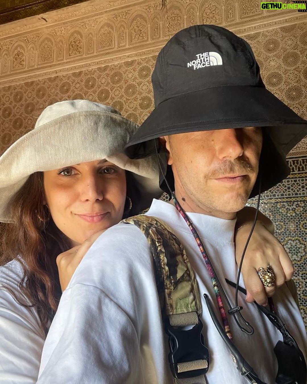 Daniela Collu Instagram - Marocco giorno 1 - La bellezza ti sovrasta, ti si infila nei contrasti e ti insegna l’armonia. - A 2260 metri senza canederli e bombardino è bello ancora di più - Nulla è mai troppo colorato in Marocco - I chiodi sulla porta della kasbah di Telouet allontanavano il malocchio. Andate dal ferramenta. - Gli intarsi, da perdersi. - La kasbah aveva due nemici giurati: il caldo e gli invasori. Pensare che un luogo che nasce per proteggere una comunità sia così bello mi commuove - I pattern: io e la mia ossessione - A Ait Ben Haddou hanno girato giusto quei due o tre titoli sconosciuti… - Siamo fortunati per un milione di motivi, io perché vorrei proprio te con me @frenetico - In alfabeto tuareg quel simbolo significa Amazigh, ossia “gente libera”, il modo in cui i berberi chiamavano il loro popolo. Ritrae un uomo con i piedi a terra e le braccia al cielo. E questo è già tutto quello che mi serve di ricordare. @francorosso_official #francorosso Ouarzazate Marocco
