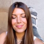 Daniela Collu Instagram - “Cosa hai scoperto sul Cammino di Santiago, Daniela?” Sono passati cinque anni e ancora alla poetica domanda vorrei rispondere con dettagli scenografici pulp di vesciche stupefacenti che non credevo potessero esistere. Ascoltate la vostra vecchia zia pellegrina: lasciate che @compeed_italia vi accompagni, voi forse non sapete nulla di tecnologia idrocolloidale, ma lei sa tutto di voi 👣 buon cammino ♥️ #staisemprealpasso #bastauncompeed #ad