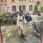 Daniela Collu Instagram - WOW sostantivo 1. Fluttuazione del suono registrato su un supporto mobile (disco o nastro magnetico), dovuta a fluttuazione lenta della velocità di rotazione o di scorrimento del supporto stesso. 2. Come inter., uau. Nel Mondo