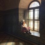 Daniela Collu Instagram - Marocco giorno 1 - La bellezza ti sovrasta, ti si infila nei contrasti e ti insegna l’armonia. - A 2260 metri senza canederli e bombardino è bello ancora di più - Nulla è mai troppo colorato in Marocco - I chiodi sulla porta della kasbah di Telouet allontanavano il malocchio. Andate dal ferramenta. - Gli intarsi, da perdersi. - La kasbah aveva due nemici giurati: il caldo e gli invasori. Pensare che un luogo che nasce per proteggere una comunità sia così bello mi commuove - I pattern: io e la mia ossessione - A Ait Ben Haddou hanno girato giusto quei due o tre titoli sconosciuti… - Siamo fortunati per un milione di motivi, io perché vorrei proprio te con me @frenetico - In alfabeto tuareg quel simbolo significa Amazigh, ossia “gente libera”, il modo in cui i berberi chiamavano il loro popolo. Ritrae un uomo con i piedi a terra e le braccia al cielo. E questo è già tutto quello che mi serve di ricordare. @francorosso_official #francorosso Ouarzazate Marocco
