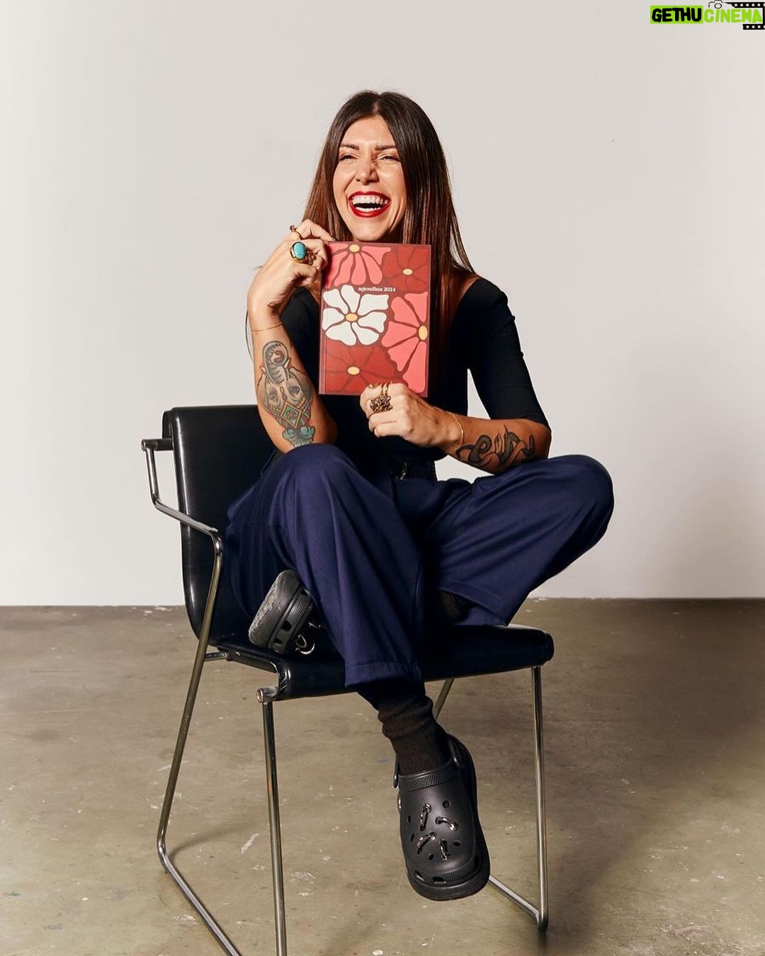Daniela Collu Instagram - *Leagendine ovvero il “me lo segno” più amorevole del 2024 e oltre ♥️ Abbiamo costruito questo progetto da un’idea di @she.lab insieme a @martinapinto @valeria_de_chiara @cucinare_stanca, con le splendide copertine illustrate da @michelapicchi, e lo abbiamo realizzato con l’aiuto di @varsi_artlab e @teetalygram. La mia dura un anno, quella delle mie amiche è senza data, potete pensarle separate o in abbinamento, e spero possiate usarle per le cose belle che arriveranno e che riusciremo a creare per noi, per tutte e tutti. Vi lascio il link per acquistarle nelle stories e un grazie grande come il mondo per chi le ha già scelte come regalo di Natale per sé o per qualcuno che ama 🤶🏻✨🫶🏻 Le foto, stupende, sono di quel mito di @ornella.mercier