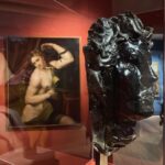 Daniela Collu Instagram – Nell’ultima stanza di @palazzomaffeiverona c’è una frase di Pablo Picasso che dice “Non c’è passato né futuro in arte. Se un’opera d’arte non può vivere sempre nel presente, non se ne deve assolutamente tenere conto”. Arriva come coronamento di un percorso che ha nella meraviglia la sua ragione d’essere, come nei mondi fantastici, quando si sovvertono le regole di logica, di tempo, di spazio. E succede allora che un trittico del Trecento parli con i Concetti spaziali del 1964, che la maternità grezza pietrosa di Arturo Martini si connetta alle Vergini con bambino attraverso i secoli, che una plastica bruciata di Burri e una scena di battaglia di Antonio Calza sembrino fatte della stessa sostanza della guerra, che si possa entrare nei neri di Magritte come se fossero la summa di tutte le ombre dell’umanità, che dei buchi su una tela e le statue di madonne e monachelle siano insieme -e sottolineo insieme – il racconto della sacralità, della trascendenza, della ricerca tutta umana di un al di là che ci ossessiona tutti, da sempre e per sempre. E succede che si torna alla prima sala, dove un neon blu dice che esistono (e servono) nuovi orizzonti per altre visioni e anche nuove visioni per altri orizzonti, ed è questo il segreto di una wunderkammer come Palazzo Maffei, dove con fiducia da rabdomante Luigi Carlon ha radunato bellezza, potenza, valore e arte, e li ha poi restituiti alla sua città, e per estensione al mondo.
Visione e orizzonti. Esiste oggi qualcosa di più prezioso?
#PalazzoMaffei #PalazzoMaffeiCasaMuseo #adv Palazzo Maffei Verona