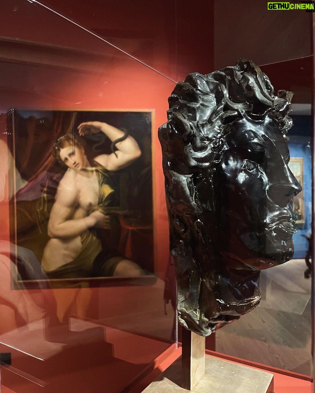 Daniela Collu Instagram - Nell’ultima stanza di @palazzomaffeiverona c’è una frase di Pablo Picasso che dice “Non c’è passato né futuro in arte. Se un’opera d’arte non può vivere sempre nel presente, non se ne deve assolutamente tenere conto”. Arriva come coronamento di un percorso che ha nella meraviglia la sua ragione d’essere, come nei mondi fantastici, quando si sovvertono le regole di logica, di tempo, di spazio. E succede allora che un trittico del Trecento parli con i Concetti spaziali del 1964, che la maternità grezza pietrosa di Arturo Martini si connetta alle Vergini con bambino attraverso i secoli, che una plastica bruciata di Burri e una scena di battaglia di Antonio Calza sembrino fatte della stessa sostanza della guerra, che si possa entrare nei neri di Magritte come se fossero la summa di tutte le ombre dell’umanità, che dei buchi su una tela e le statue di madonne e monachelle siano insieme -e sottolineo insieme - il racconto della sacralità, della trascendenza, della ricerca tutta umana di un al di là che ci ossessiona tutti, da sempre e per sempre. E succede che si torna alla prima sala, dove un neon blu dice che esistono (e servono) nuovi orizzonti per altre visioni e anche nuove visioni per altri orizzonti, ed è questo il segreto di una wunderkammer come Palazzo Maffei, dove con fiducia da rabdomante Luigi Carlon ha radunato bellezza, potenza, valore e arte, e li ha poi restituiti alla sua città, e per estensione al mondo. Visione e orizzonti. Esiste oggi qualcosa di più prezioso? #PalazzoMaffei #PalazzoMaffeiCasaMuseo #adv Palazzo Maffei Verona