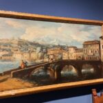 Daniela Collu Instagram – Nell’ultima stanza di @palazzomaffeiverona c’è una frase di Pablo Picasso che dice “Non c’è passato né futuro in arte. Se un’opera d’arte non può vivere sempre nel presente, non se ne deve assolutamente tenere conto”. Arriva come coronamento di un percorso che ha nella meraviglia la sua ragione d’essere, come nei mondi fantastici, quando si sovvertono le regole di logica, di tempo, di spazio. E succede allora che un trittico del Trecento parli con i Concetti spaziali del 1964, che la maternità grezza pietrosa di Arturo Martini si connetta alle Vergini con bambino attraverso i secoli, che una plastica bruciata di Burri e una scena di battaglia di Antonio Calza sembrino fatte della stessa sostanza della guerra, che si possa entrare nei neri di Magritte come se fossero la summa di tutte le ombre dell’umanità, che dei buchi su una tela e le statue di madonne e monachelle siano insieme -e sottolineo insieme – il racconto della sacralità, della trascendenza, della ricerca tutta umana di un al di là che ci ossessiona tutti, da sempre e per sempre. E succede che si torna alla prima sala, dove un neon blu dice che esistono (e servono) nuovi orizzonti per altre visioni e anche nuove visioni per altri orizzonti, ed è questo il segreto di una wunderkammer come Palazzo Maffei, dove con fiducia da rabdomante Luigi Carlon ha radunato bellezza, potenza, valore e arte, e li ha poi restituiti alla sua città, e per estensione al mondo.
Visione e orizzonti. Esiste oggi qualcosa di più prezioso?
#PalazzoMaffei #PalazzoMaffeiCasaMuseo #adv Palazzo Maffei Verona