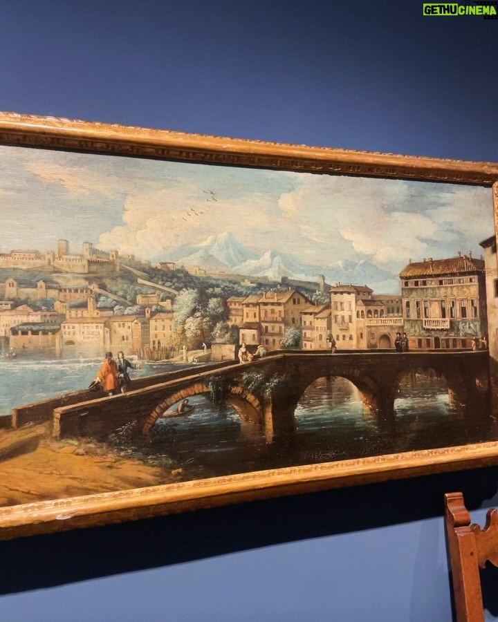 Daniela Collu Instagram - Nell’ultima stanza di @palazzomaffeiverona c’è una frase di Pablo Picasso che dice “Non c’è passato né futuro in arte. Se un’opera d’arte non può vivere sempre nel presente, non se ne deve assolutamente tenere conto”. Arriva come coronamento di un percorso che ha nella meraviglia la sua ragione d’essere, come nei mondi fantastici, quando si sovvertono le regole di logica, di tempo, di spazio. E succede allora che un trittico del Trecento parli con i Concetti spaziali del 1964, che la maternità grezza pietrosa di Arturo Martini si connetta alle Vergini con bambino attraverso i secoli, che una plastica bruciata di Burri e una scena di battaglia di Antonio Calza sembrino fatte della stessa sostanza della guerra, che si possa entrare nei neri di Magritte come se fossero la summa di tutte le ombre dell’umanità, che dei buchi su una tela e le statue di madonne e monachelle siano insieme -e sottolineo insieme - il racconto della sacralità, della trascendenza, della ricerca tutta umana di un al di là che ci ossessiona tutti, da sempre e per sempre. E succede che si torna alla prima sala, dove un neon blu dice che esistono (e servono) nuovi orizzonti per altre visioni e anche nuove visioni per altri orizzonti, ed è questo il segreto di una wunderkammer come Palazzo Maffei, dove con fiducia da rabdomante Luigi Carlon ha radunato bellezza, potenza, valore e arte, e li ha poi restituiti alla sua città, e per estensione al mondo. Visione e orizzonti. Esiste oggi qualcosa di più prezioso? #PalazzoMaffei #PalazzoMaffeiCasaMuseo #adv Palazzo Maffei Verona