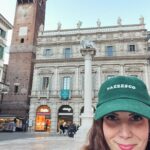Daniela Collu Instagram - Nell’ultima stanza di @palazzomaffeiverona c’è una frase di Pablo Picasso che dice “Non c’è passato né futuro in arte. Se un’opera d’arte non può vivere sempre nel presente, non se ne deve assolutamente tenere conto”. Arriva come coronamento di un percorso che ha nella meraviglia la sua ragione d’essere, come nei mondi fantastici, quando si sovvertono le regole di logica, di tempo, di spazio. E succede allora che un trittico del Trecento parli con i Concetti spaziali del 1964, che la maternità grezza pietrosa di Arturo Martini si connetta alle Vergini con bambino attraverso i secoli, che una plastica bruciata di Burri e una scena di battaglia di Antonio Calza sembrino fatte della stessa sostanza della guerra, che si possa entrare nei neri di Magritte come se fossero la summa di tutte le ombre dell’umanità, che dei buchi su una tela e le statue di madonne e monachelle siano insieme -e sottolineo insieme - il racconto della sacralità, della trascendenza, della ricerca tutta umana di un al di là che ci ossessiona tutti, da sempre e per sempre. E succede che si torna alla prima sala, dove un neon blu dice che esistono (e servono) nuovi orizzonti per altre visioni e anche nuove visioni per altri orizzonti, ed è questo il segreto di una wunderkammer come Palazzo Maffei, dove con fiducia da rabdomante Luigi Carlon ha radunato bellezza, potenza, valore e arte, e li ha poi restituiti alla sua città, e per estensione al mondo. Visione e orizzonti. Esiste oggi qualcosa di più prezioso? #PalazzoMaffei #PalazzoMaffeiCasaMuseo #adv Palazzo Maffei Verona